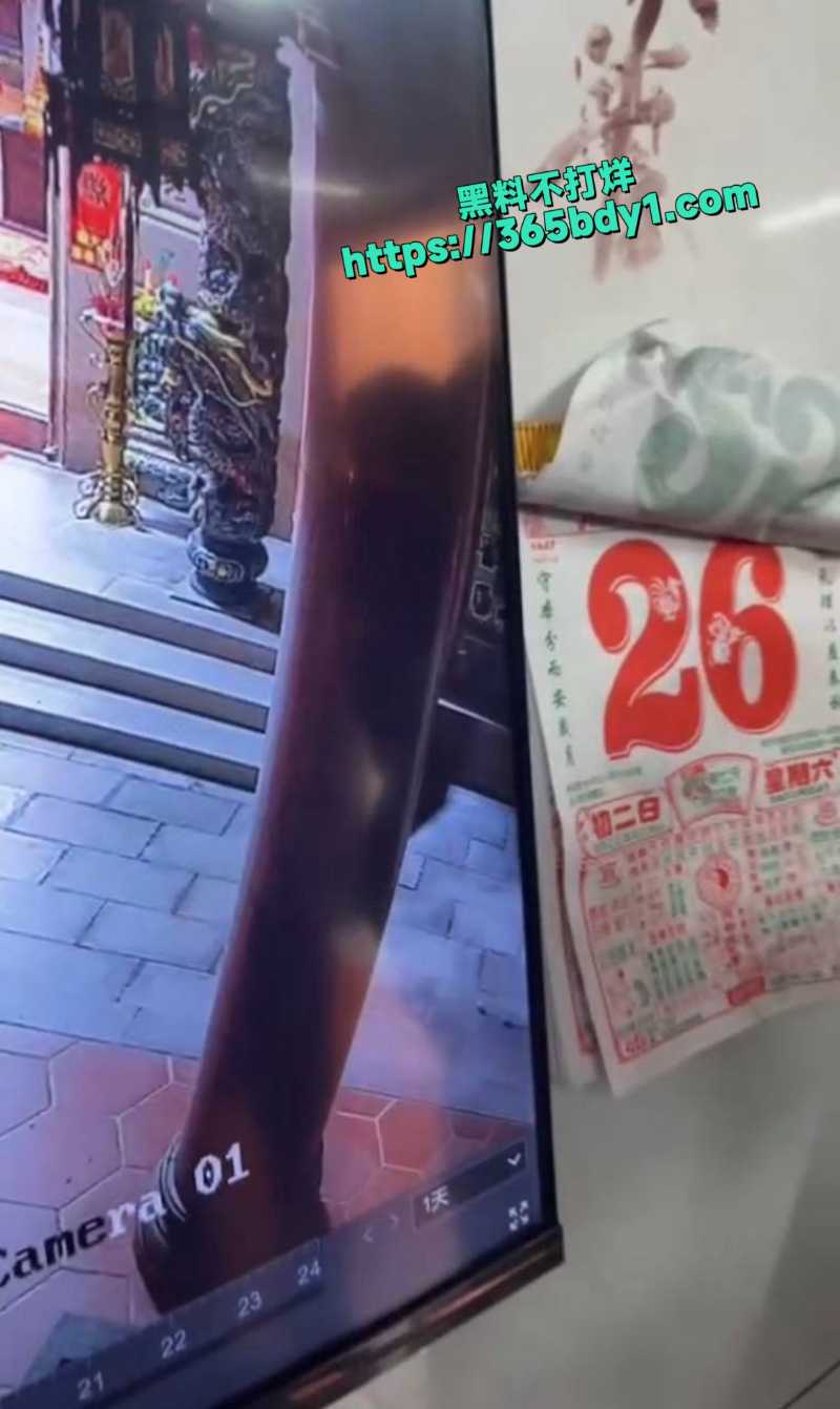 精神小伙手头紧偷走功德箱