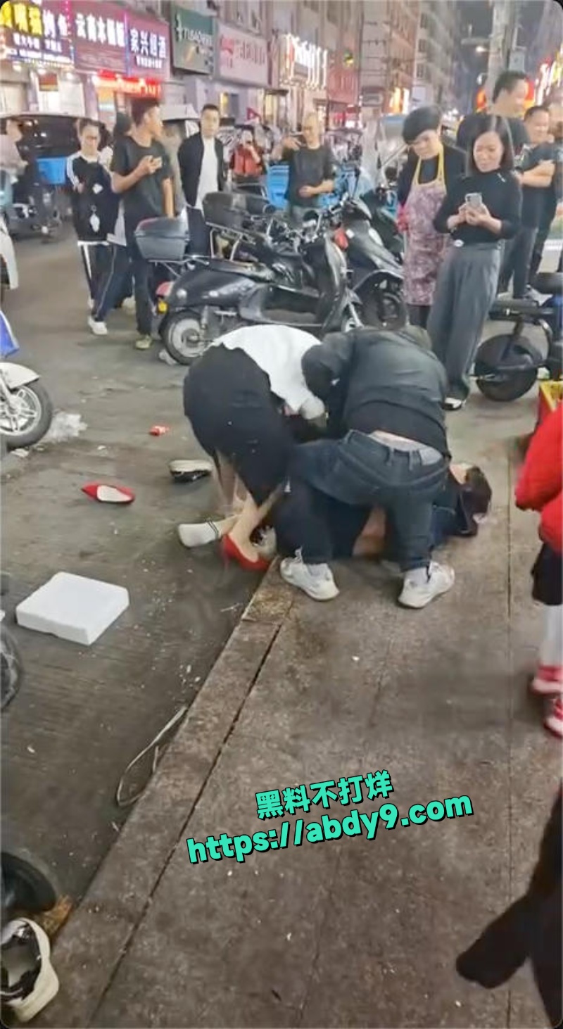 温州龙港池浦路街头抓小三视频曝光 5