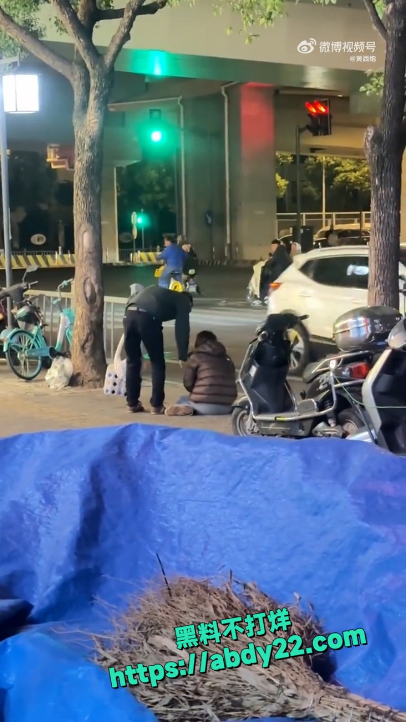 跨年男友没有安排集美在街头崩溃大哭 4