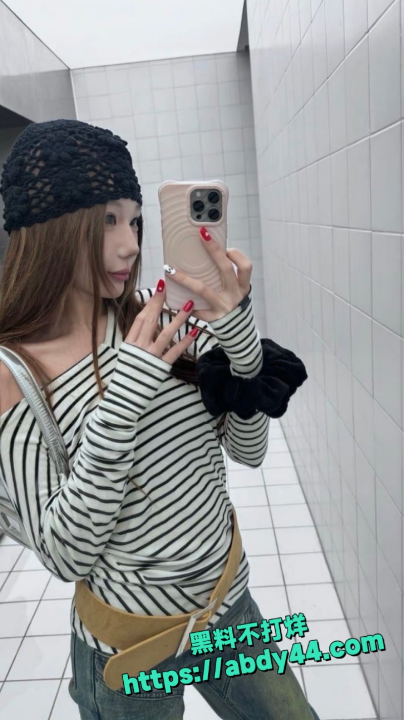 白丝吊带舔大哥鸡巴 3