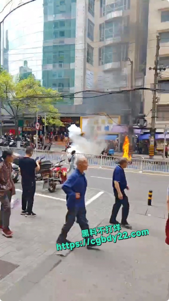 重庆一男子在渝中区陕西路 点燃自驾摩托车4