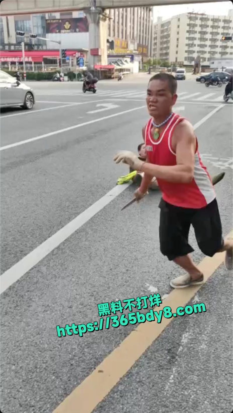 广西南宁一男子在街头抢劫后持刀捅人1