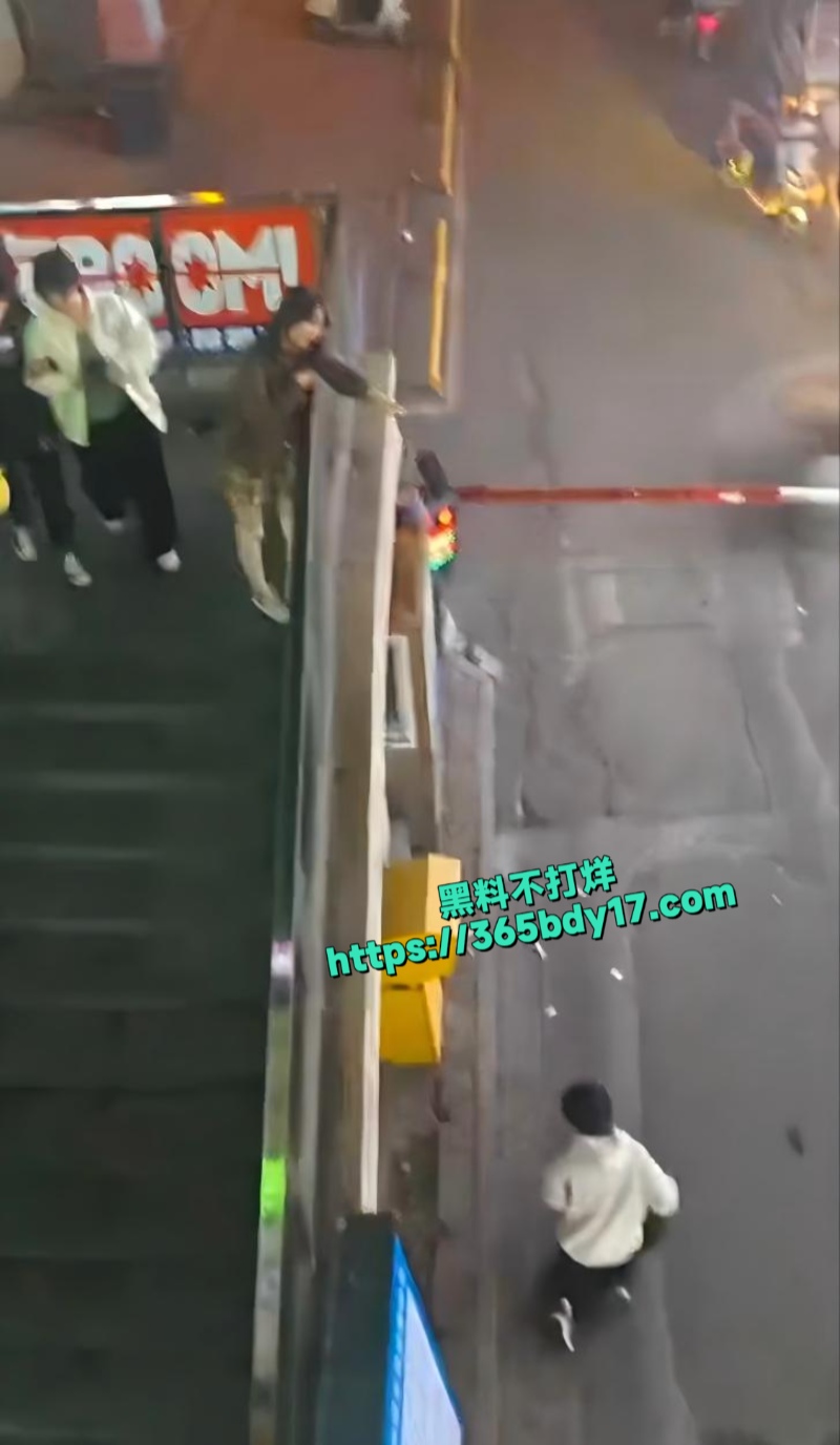 吉林四平市一男子被女友调教跪地移动7