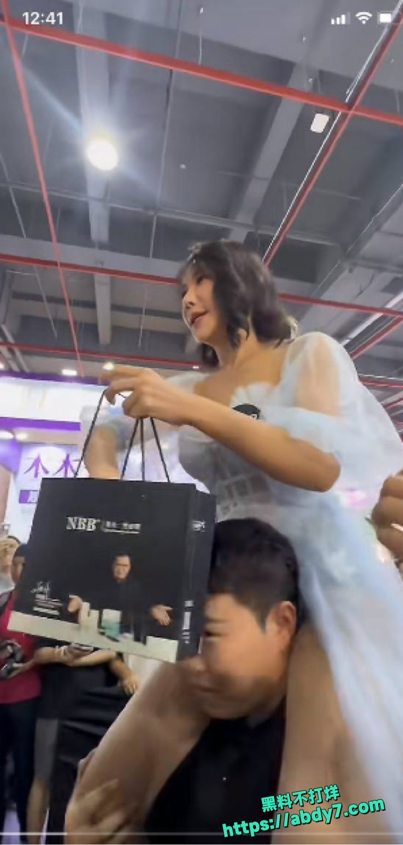 中国奇葩艳星龚玥菲酒店一对一裸聊 6
