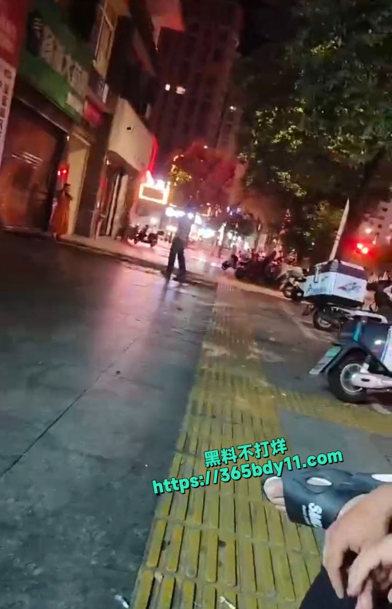 女的偷人情夫躲店里她老公想破门而入失败1