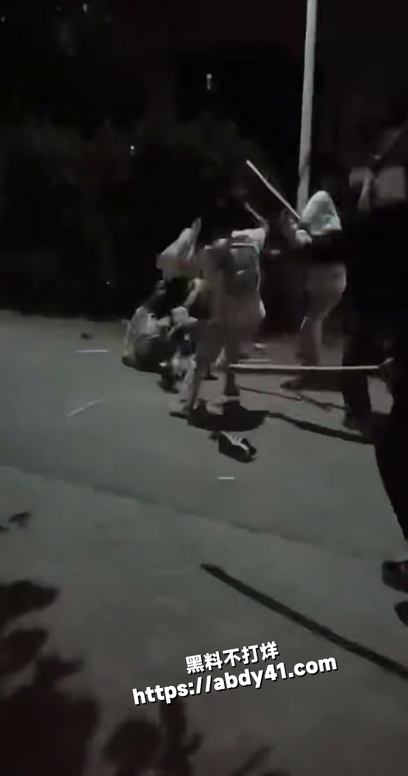 河北精神小伙大乱斗.jpg4