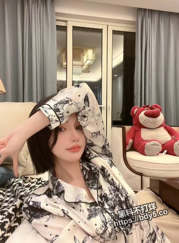 土豪包养的高颜值女神.jpg