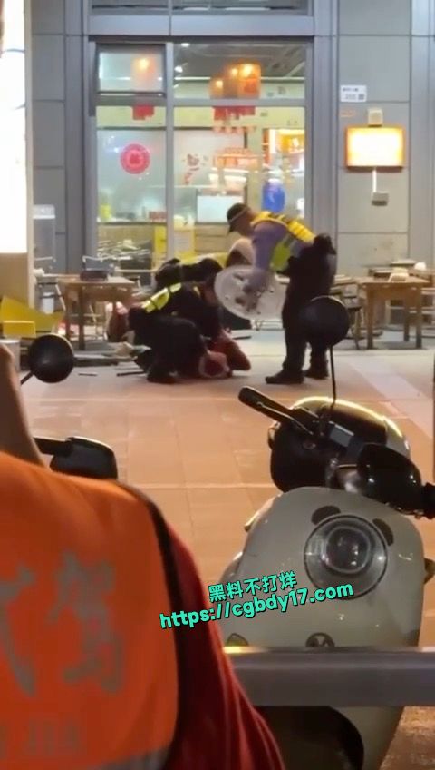 广东深圳龙华壹方天地商场一男子持刀不断捅刺一名女子3