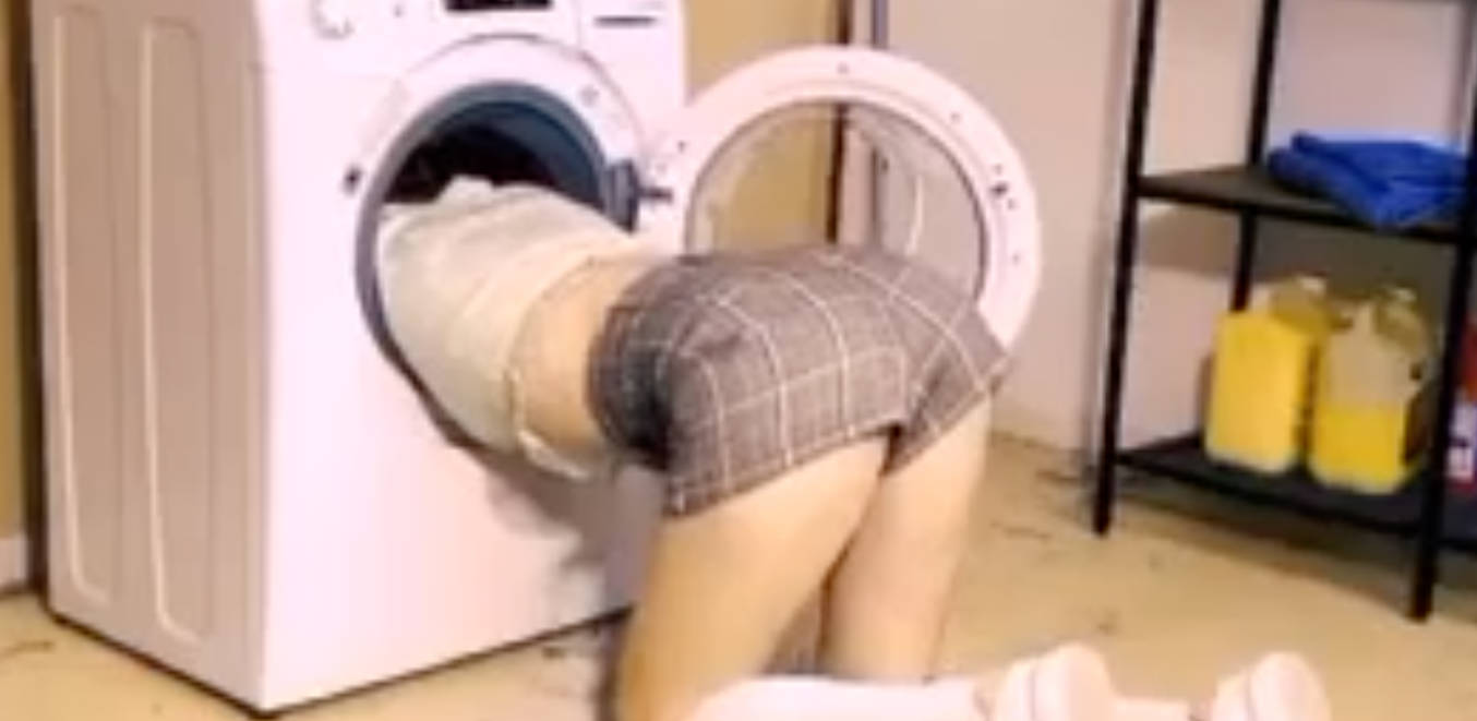 美女卡洗衣机消防员前来解救 万万没想到和想象的色情剧情完全不同