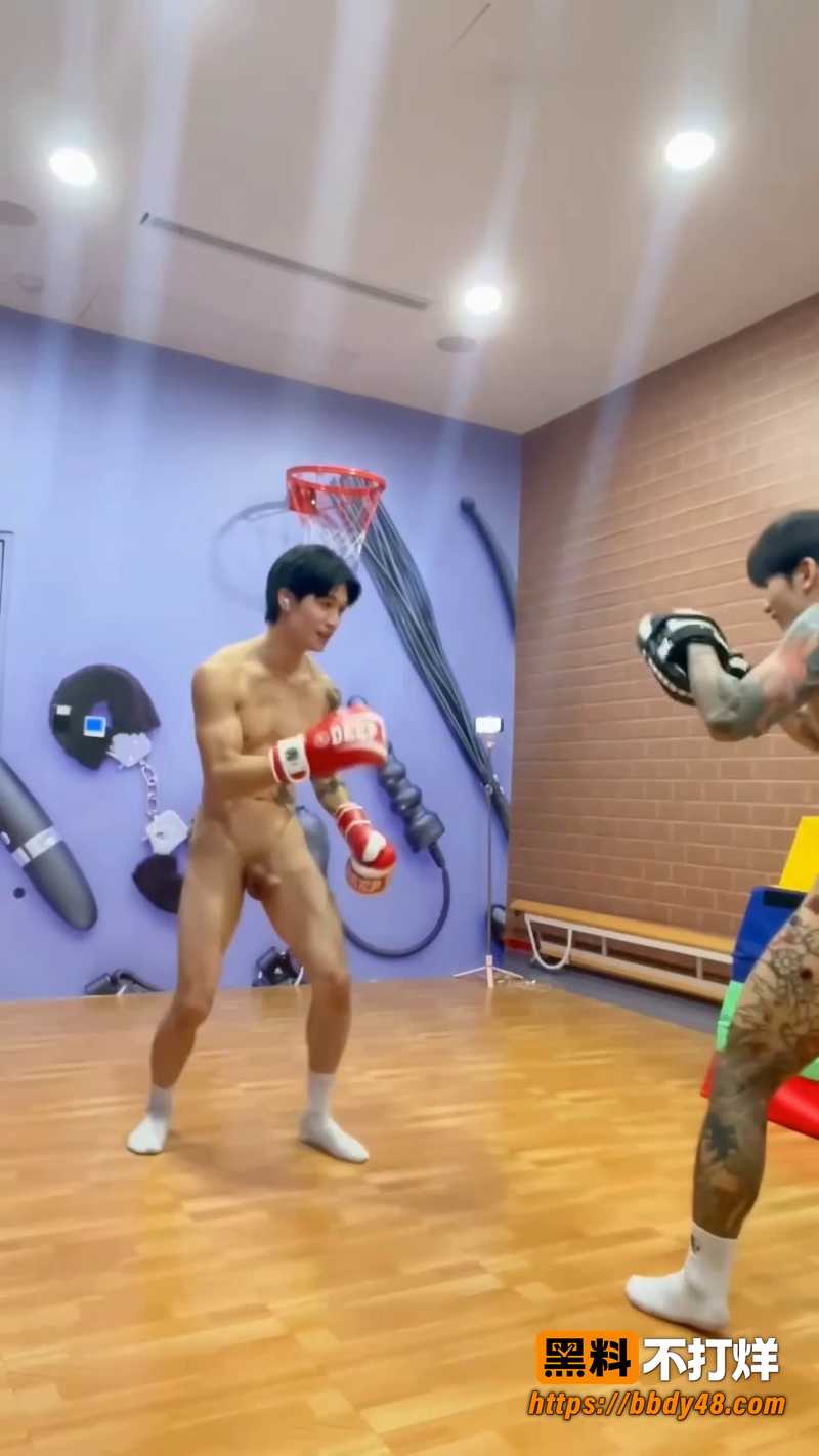 两个纹身猛男