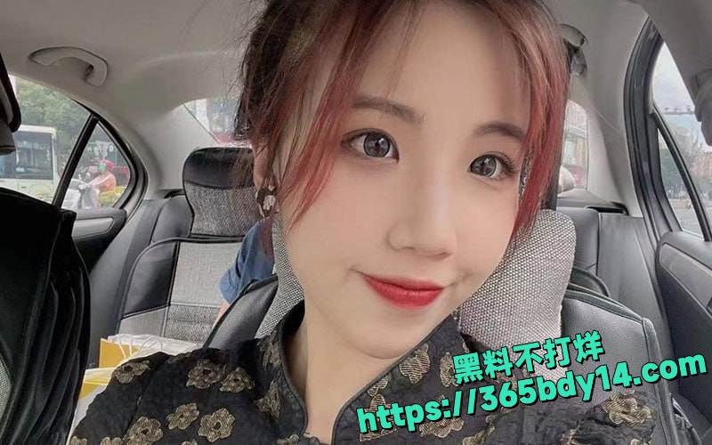 清纯女大学生楼道半裸跪舔