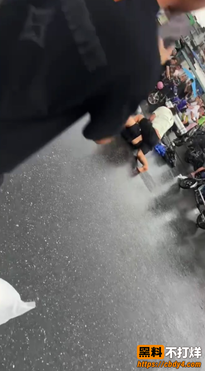 两男子雨天街头打架事件 2