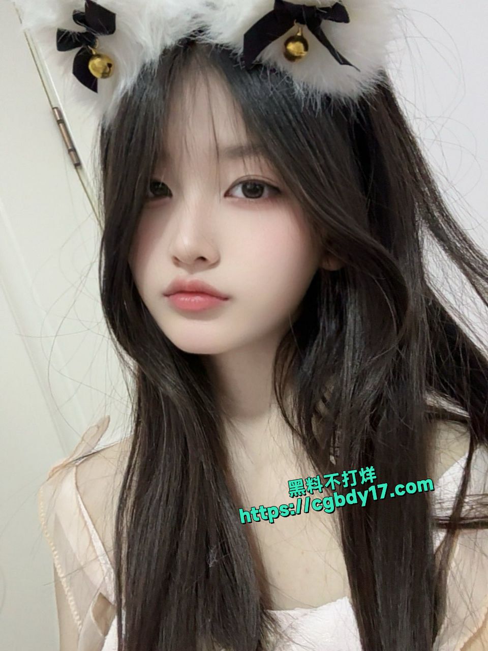 怀化职业技术学院李艺 居家自拍掰开自己的骚穴让男友看2