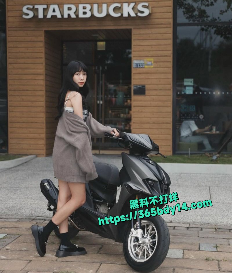 大长腿机车博主与男友自拍的露脸口交视频被外流3