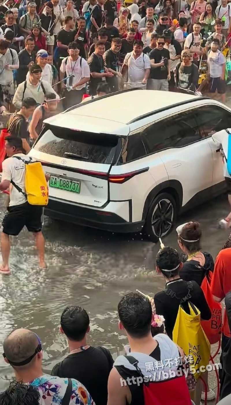 云南西双版纳景洪市的泼水节3
