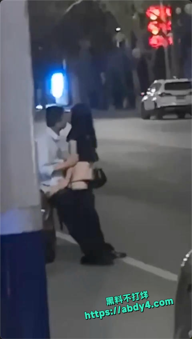 醉酒男女当街脱裤子性爱  4