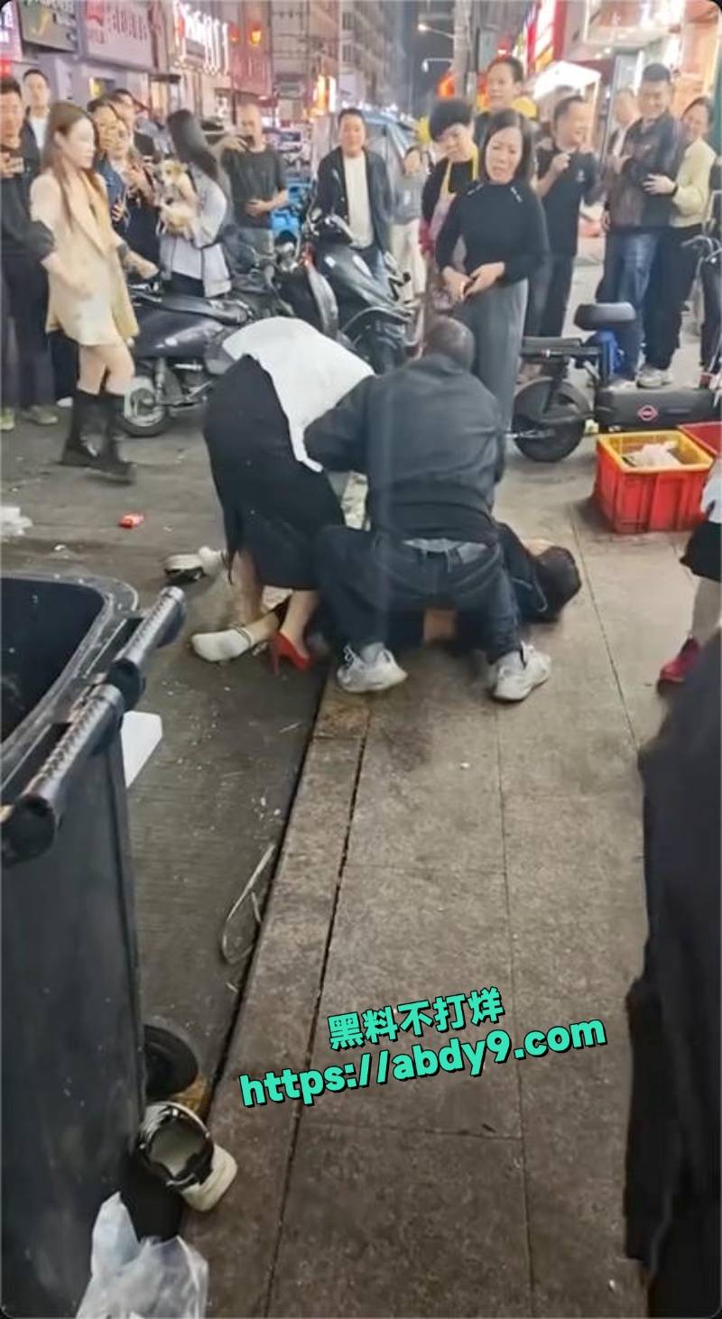 温州龙港池浦路街头抓小三视频曝光 6