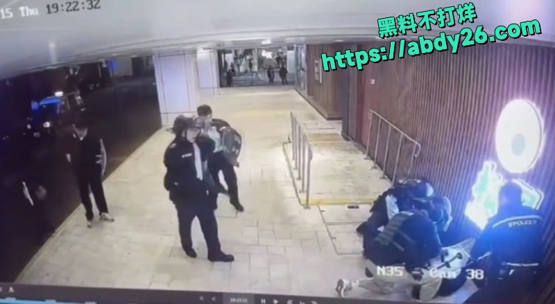 屯门市广场男子持刀挟持人质 1