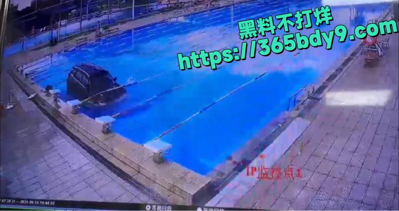 东莞女司机轿车冲进游泳池1