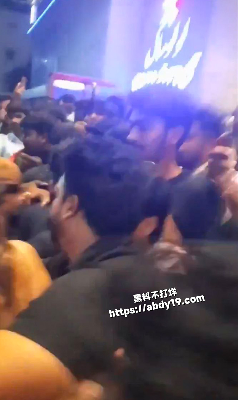 印度女演员活动中被多人4
