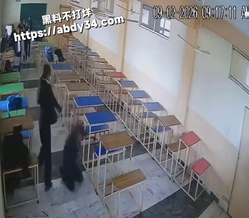 印度一男大学生跟女同学.jpg4