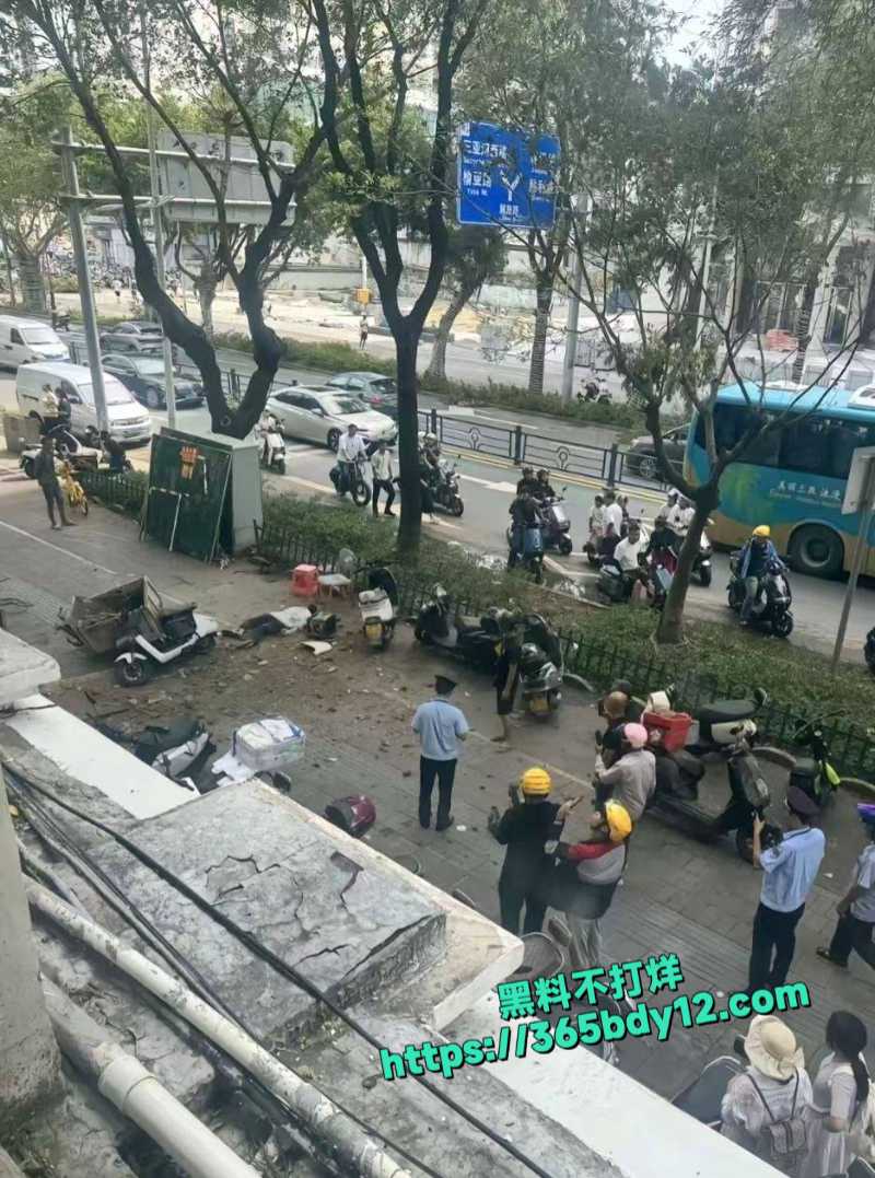 三亚酒店装修工程推车坠落砸中3名路人
