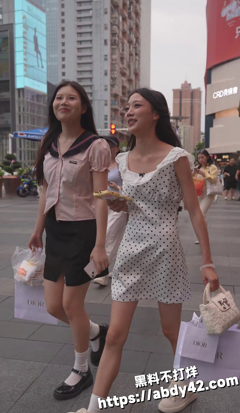 一箭双雕抄底两位小姐姐.jpg5