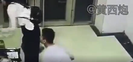 快递店变态男闻屁股 尾随女子狂闻 太离谱了 网友直呼该去厕所等着