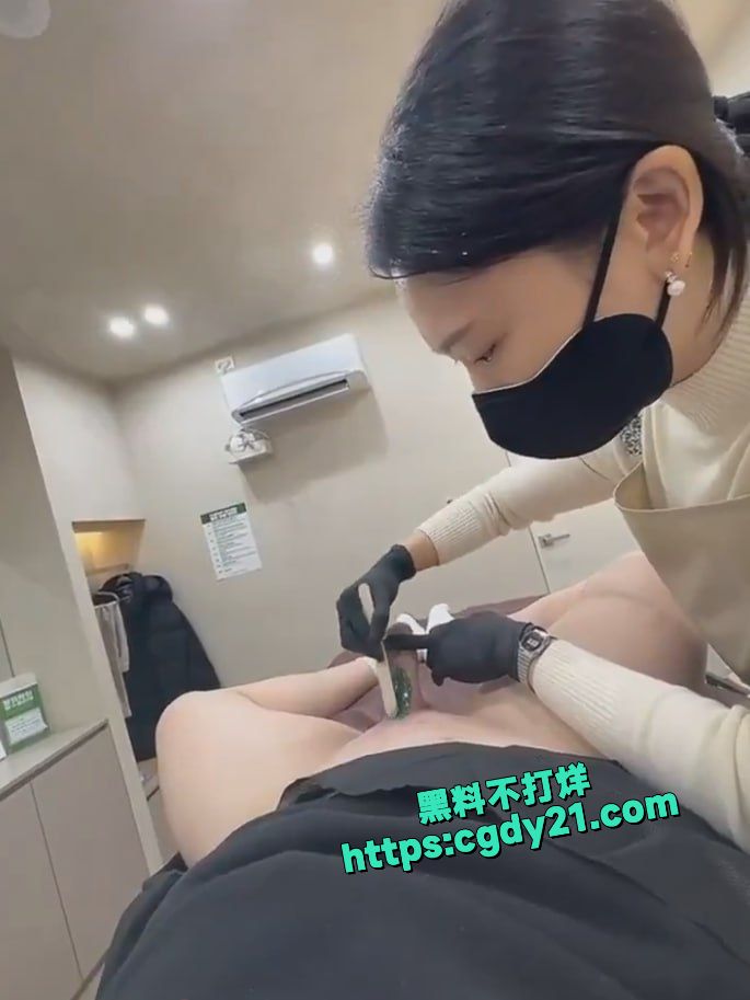 小伙去美容院找美女美容师脱鸡巴毛3