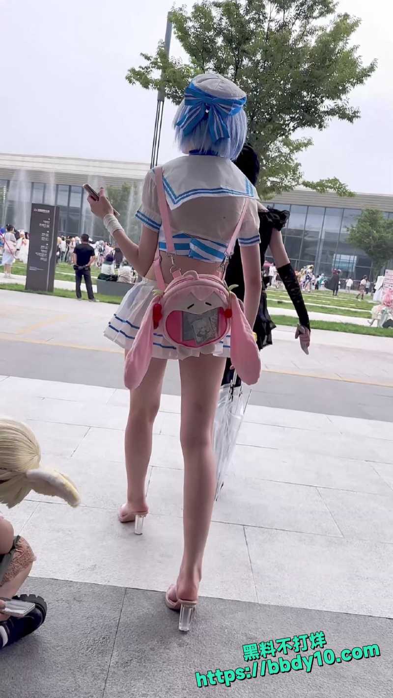 抄底漫展极品美女COS蕾姆1