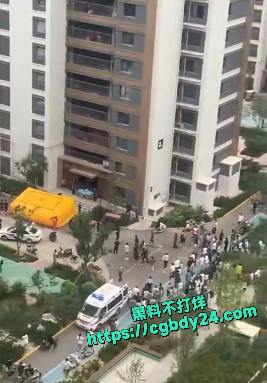 搞笑年轻人跳楼自杀没经验充气城堡已展开跳歪了6
