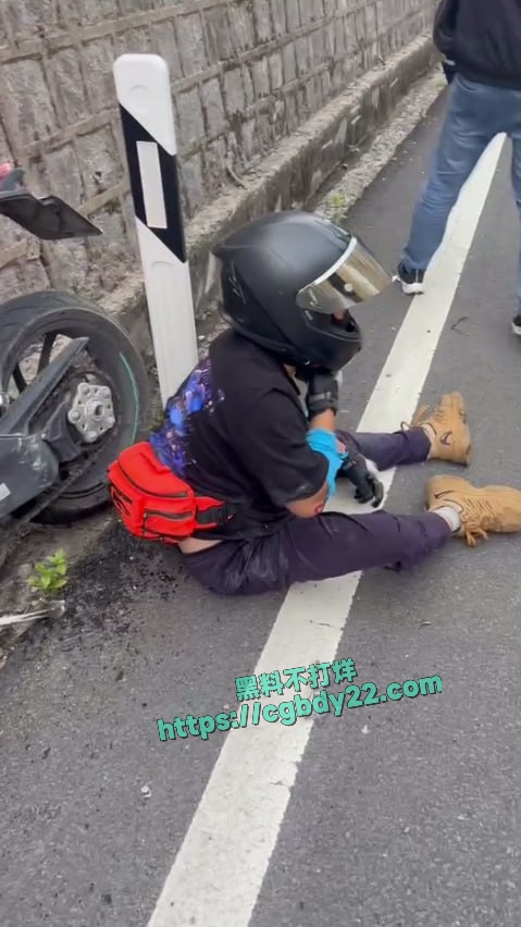宁波保时捷超速超车撞到摩托车小哥 事后若无其事的更换车牌5