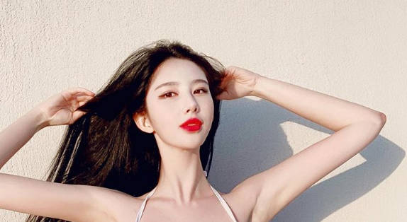 【原创首发】骚逼妈妈的屁股太丰满了，后入真爽，撞得妈妈啪啪响！4p+5分钟视频