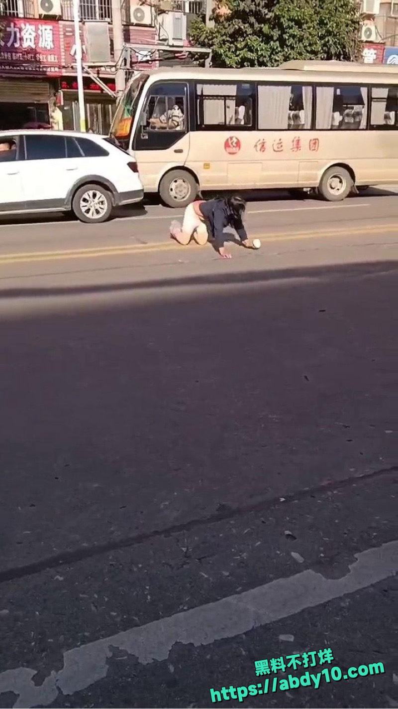 女子马路疯狂拦车装疯卖傻 2