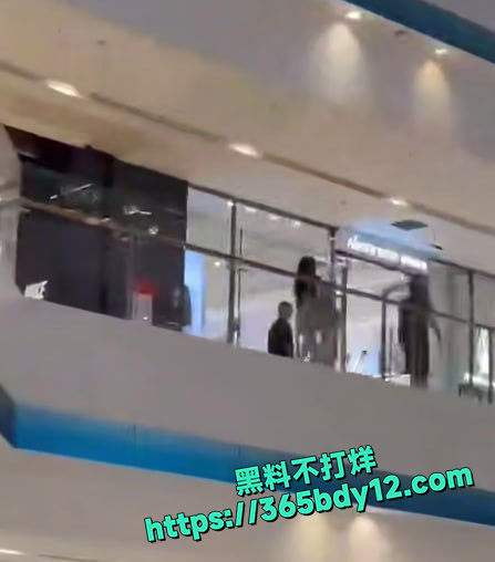 抖音热瓜苏州女子商场裸奔 10