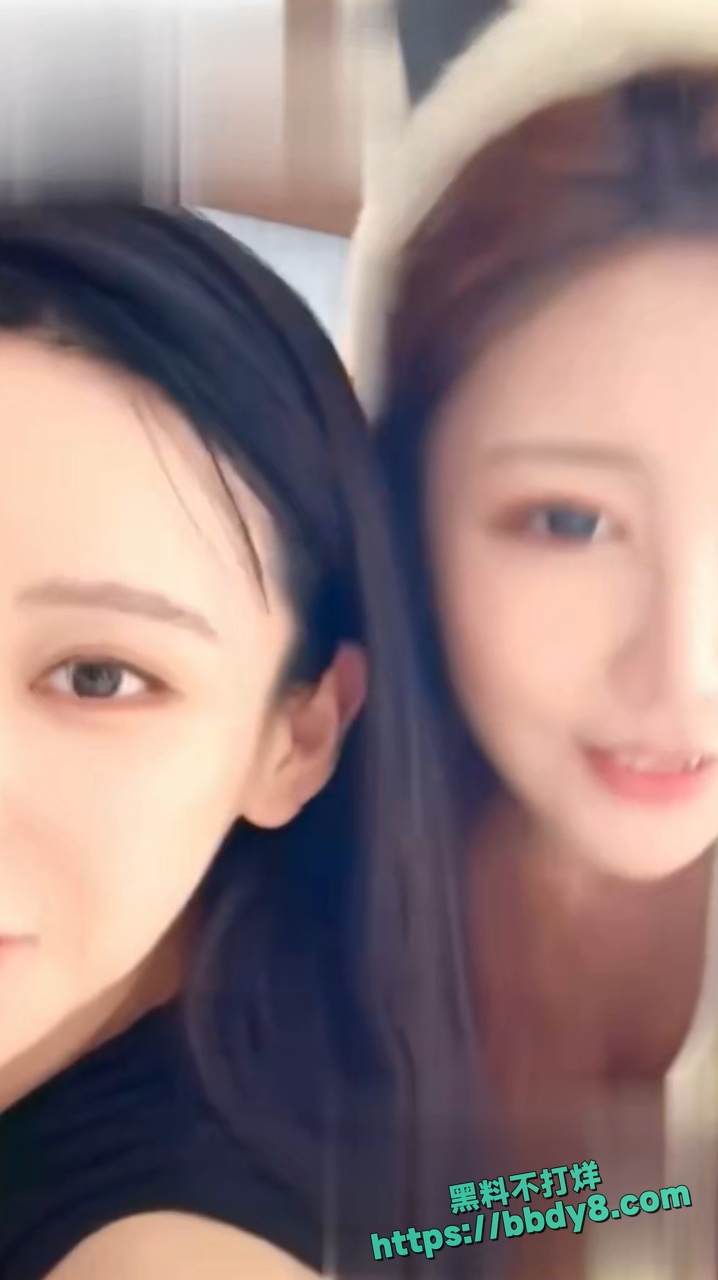 美女主播弯腰无意露了乳头11