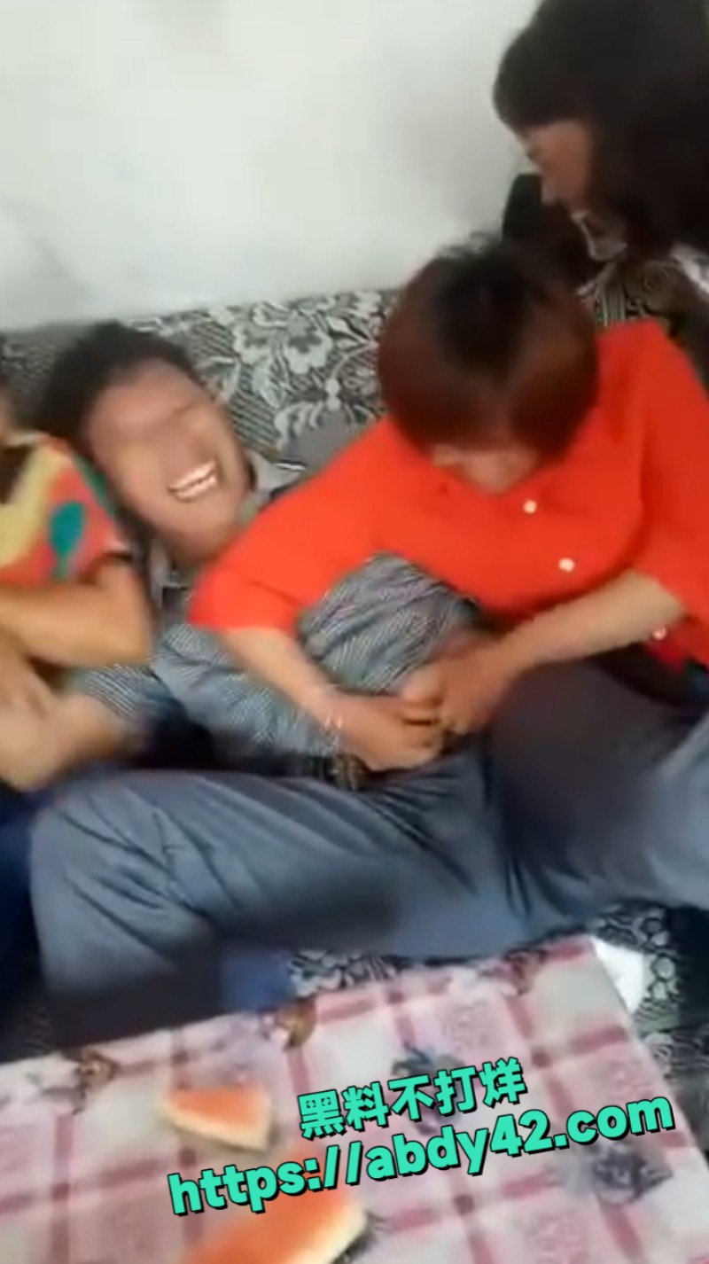 大妈去脱大爷的裤子 5