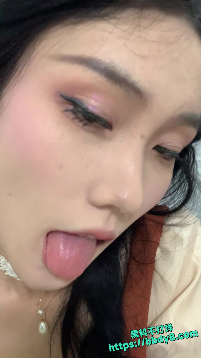 淫荡母狗胆胆私下在出租屋自拍玉足福利脚型完美各种角度展示4