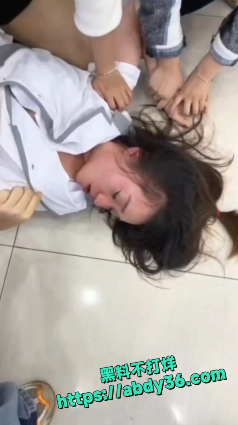 广东深圳上演原配打小三3