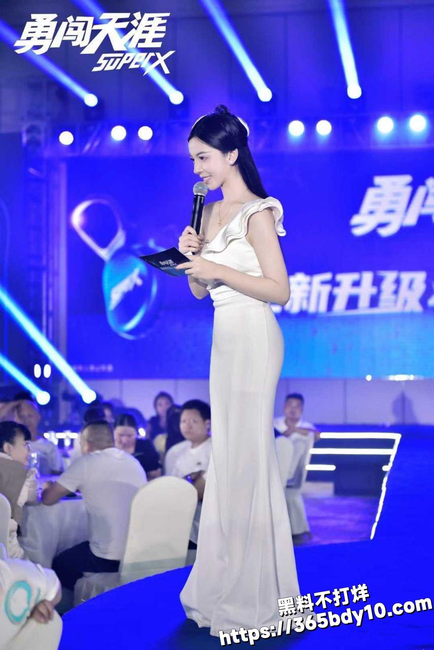 成都高颜值主持人1