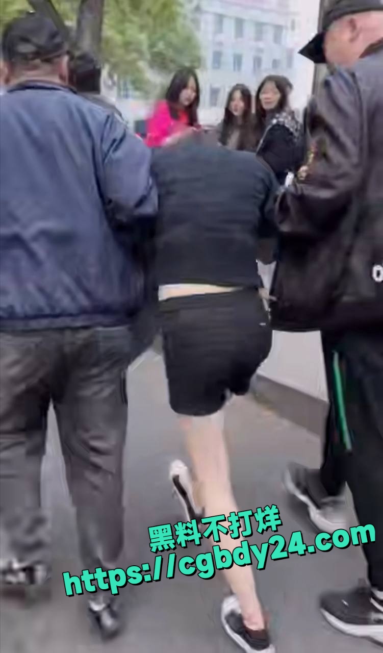 北京三里屯太古里美女嗑药磕多 3