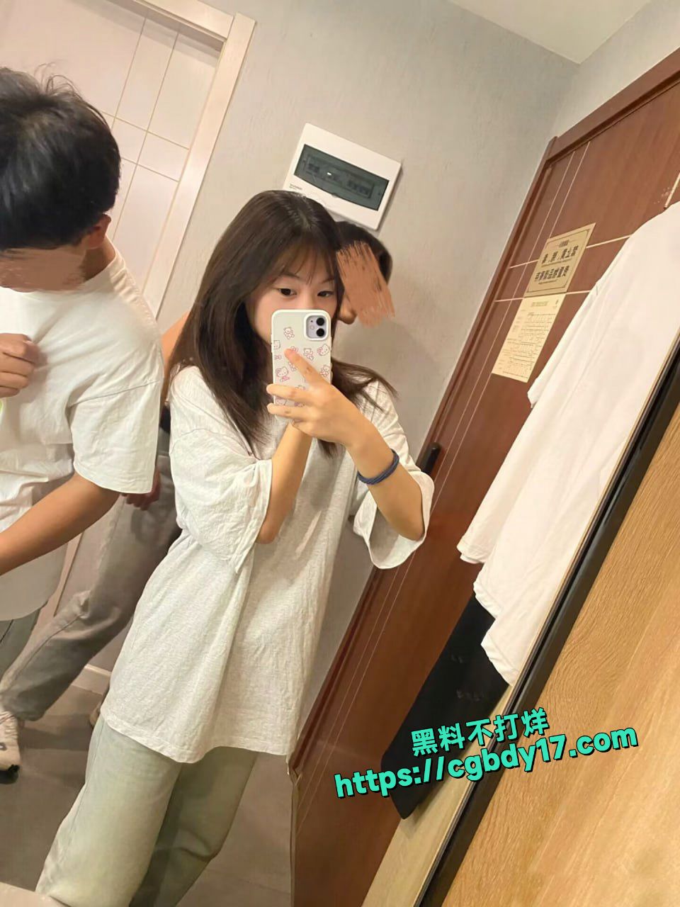 裸贷妹子蒋欣 微借款定制视频口叼内裤摆拍自慰抠出血16