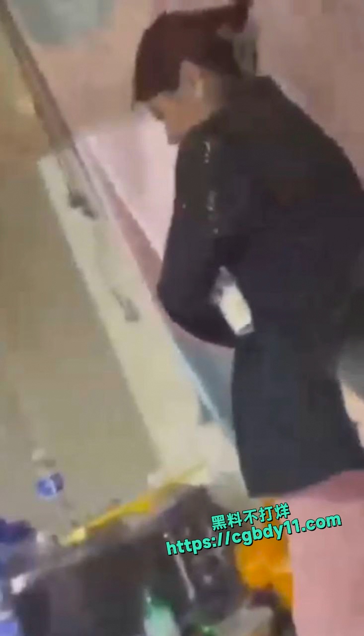 精神小伙小妹组团深夜公共女厕所挖大便吃7