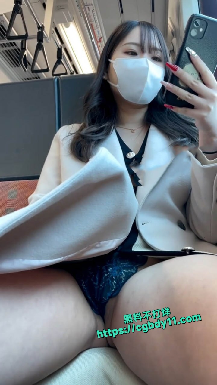 气质出众的少妇竟然当众在公众场所里露出拍摄3.jpg