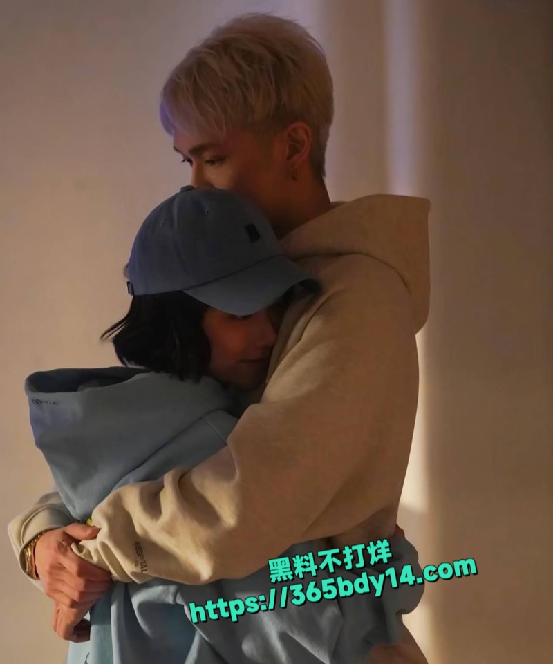 邓紫棋男友魏骏杰出轨香港女歌手林芊莹33