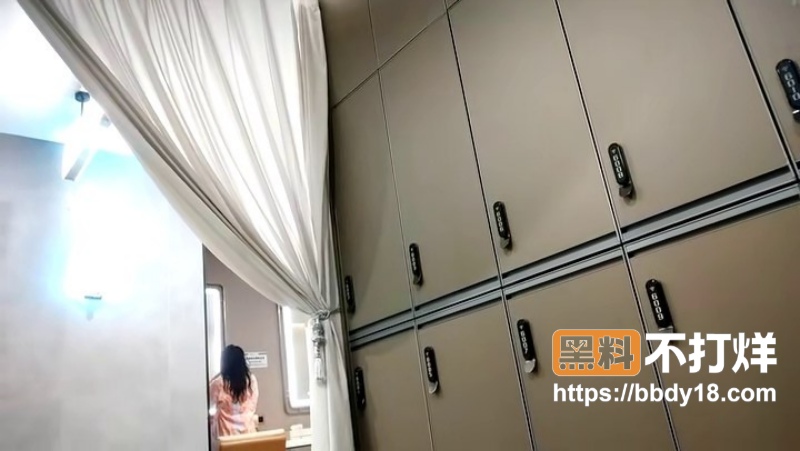 温泉会所更衣室偷拍3