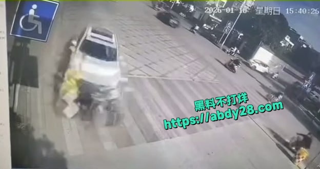 广西百色外卖小哥被轿车蓄意加速撞飞 5