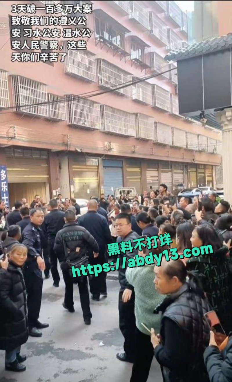 民警押送男子指认现场13