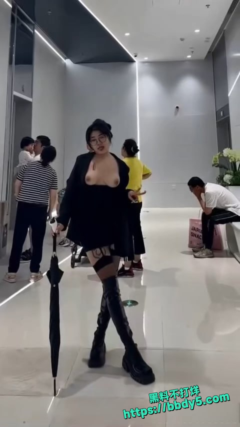 顶级反差婊 商场全裸吃面3