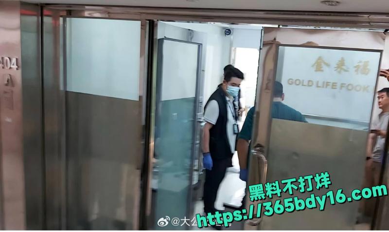 17悍匪抢走65公斤黄金3.